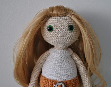 CHICA DE GANCHILLO RUBIA