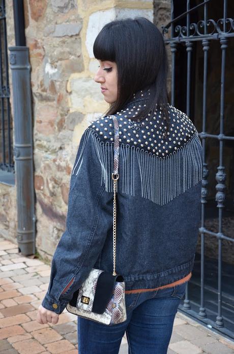 Cazadora de tachuelas y complementos animal print