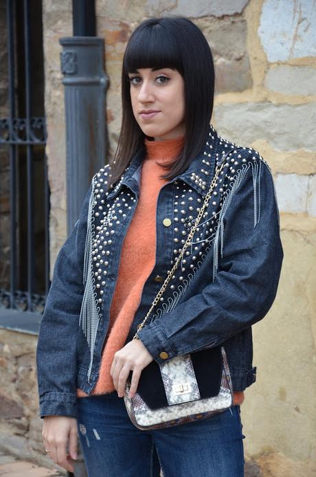 Cazadora de tachuelas y complementos animal print