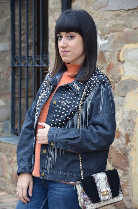 Cazadora de tachuelas y complementos animal print