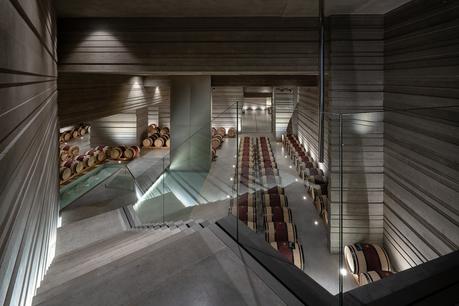 Masseto winery: el mejor Merlot italiano estrena su propio templo excavado en suelo toscano underground-winery-barrel-room-MASSETOWINE1119