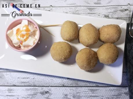 Croquetas de queso de cabra con cebolla caramelizada Croquetas de queso de cabra con cebolla caramelizada
