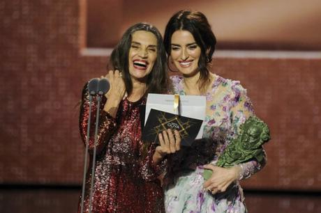 Angela Molina, de Caprile, vs. Penélope Cruz, de Ralph & Russo, en los Premios Goya