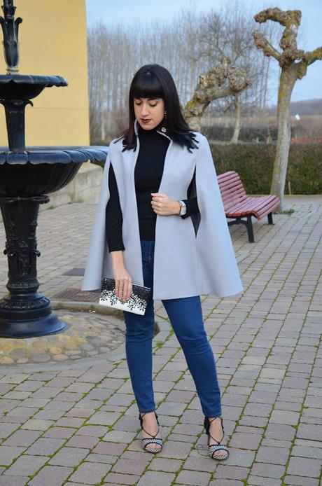 Capa gris con cuello de plumas