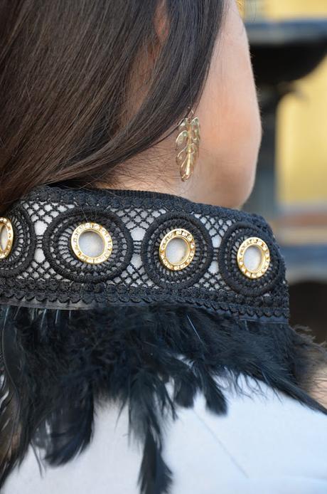 Capa gris con cuello de plumas