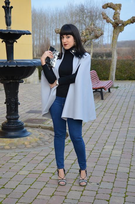 Capa gris con cuello de plumas