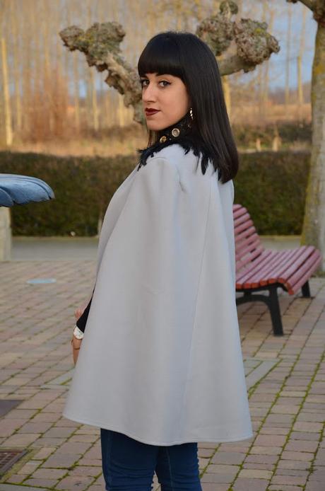 Capa gris con cuello de plumas