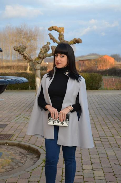 Capa gris con cuello de plumas