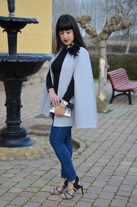 Capa gris con cuello de plumas