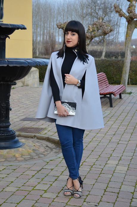 Capa gris con cuello de plumas