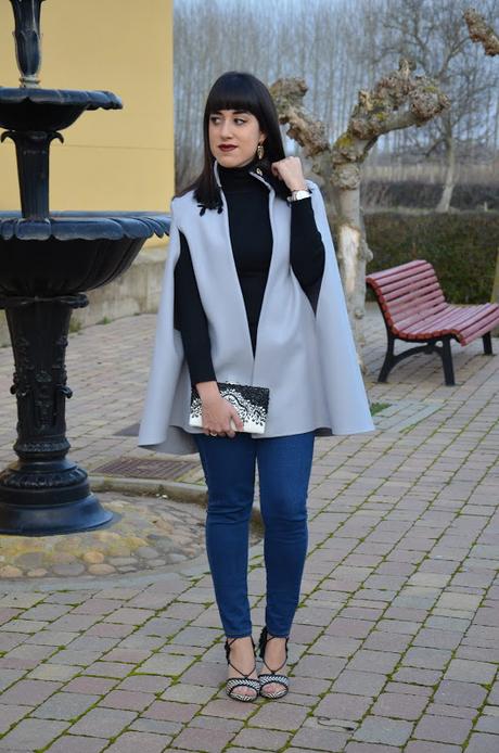 Capa gris con cuello de plumas