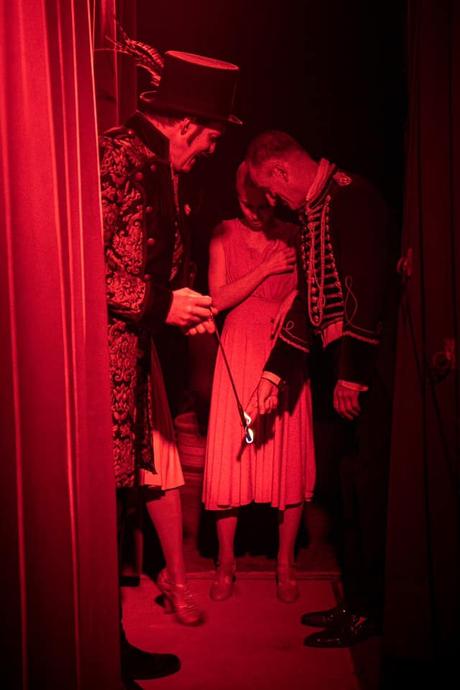 Detrás de las cortinas…