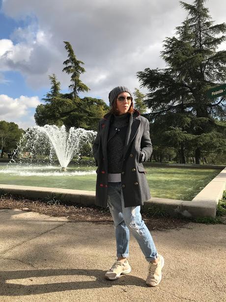 EASY SUNDAYS.- EASY SUNDAYS.-