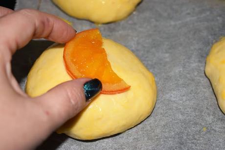 Bollos suizos aromatizados con naranja confitada