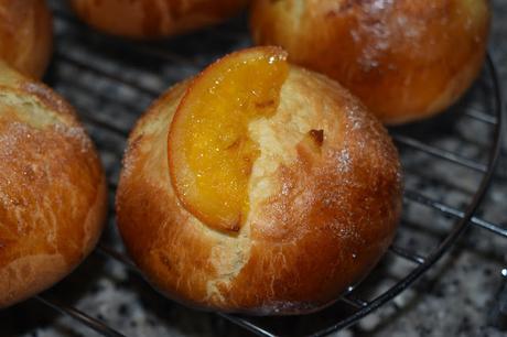 Bollos suizos aromatizados con naranja confitada