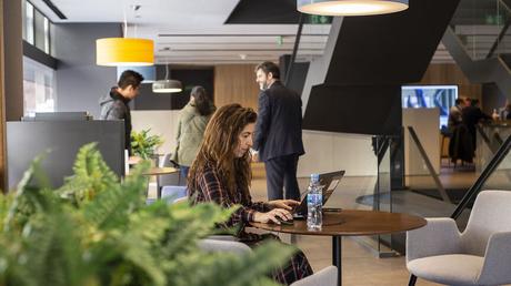 CaixaBank ocupará con un Caixa Store el antiguo Bershka de Gómez Núñez y Pili Carrera en Camino de Santiago