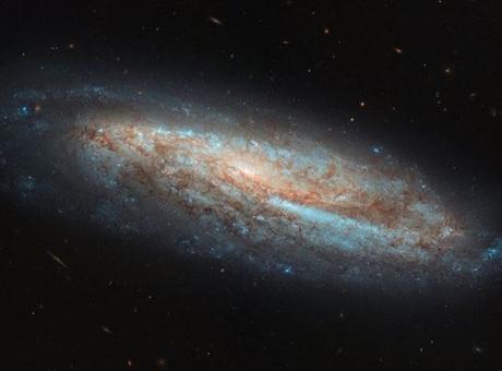 Una galaxia espiral barrada impresionante: NGC 7541
