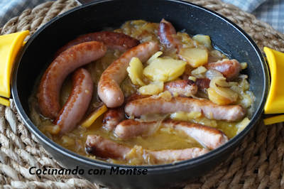 Salchichas al vino con patatas panaderas