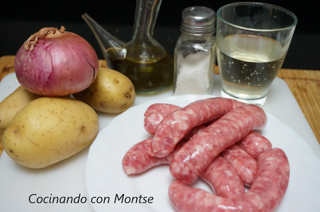 Salchichas al vino con patatas panaderas