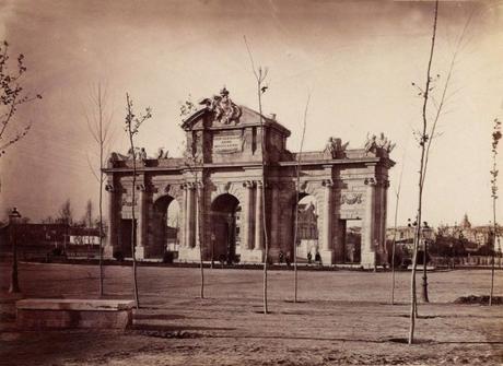 Fotos antiguas de Madrid: Puerta de Alcalá (1875)