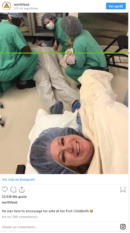 Una mujer que acaba de dar a luz se hace una selfi con su marido desmayado en el suelo y rodeado por los médicos