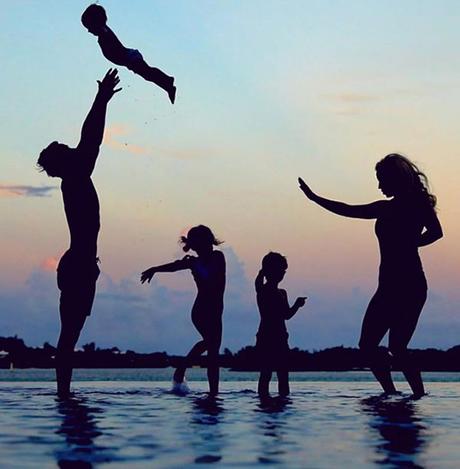 NUESTROS DESTINOS TOP PARA VIAJAR CON NIÑOS familia en playa