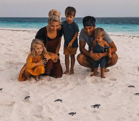 NUESTROS DESTINOS TOP PARA VIAJAR CON NIÑOS niños con padres en la playa