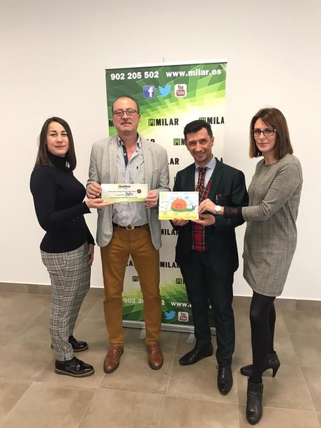 Milar Caslesa entrega un cheque solidario  a la Asociación Pyfano
