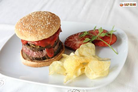 La hamburguesaka de cordero, receta que mezcla hamburguesa y musaka griega La hamburguesaka de cordero, receta que mezcla hamburguesa y musaka griega