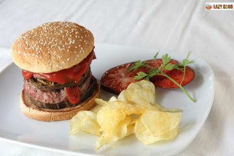 La hamburguesaka de cordero, receta que mezcla hamburguesa y musaka griega La hamburguesaka de cordero, receta que mezcla hamburguesa y musaka griega