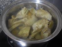 Cociendo las alcachofas.