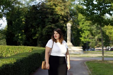 Outfit Con Falda De Tubo Roja