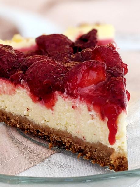 Cheesecake fácil y rápido con salsa de frutillas frescas