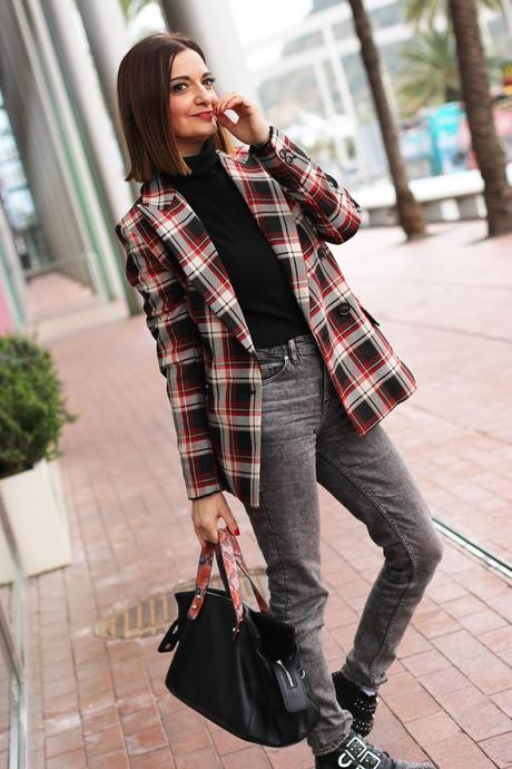 Con blazer de cuadros Con blazer de cuadros