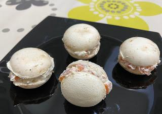 Falsos macarons de champiñón rellenos de salmón y crema de queso