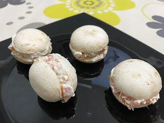 Falsos macarons de champiñón rellenos de salmón y crema de queso