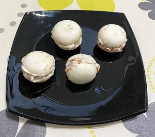 Falsos macarons de champiñón rellenos de salmón y crema de queso