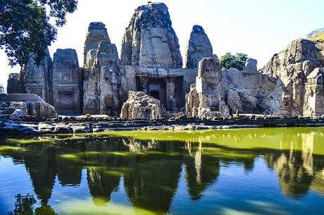 Templos Hinduistas Del Mundo Los templos excavados en la roca de Masrur en Himachal Pradesh, India