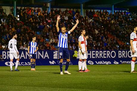 La Ponferradina endereza el rumbo y deja en casa tres merecidos puntos (3-1)