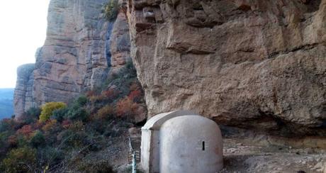 La ermita de Viguera, la protegida de las rocas