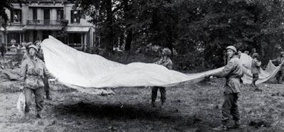 Trajes de novia y paracaídas