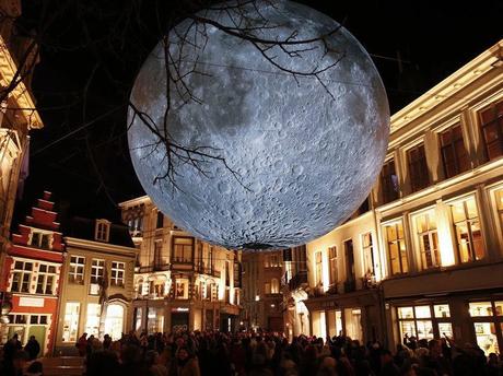 Luke Jerram lleva la Luna a todos los confines de la Tierra Luke Jerram lleva la Luna a todos los confines de la Tierra