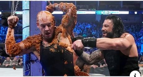 Román Reings  baña de comida para perros a Baron Corbin