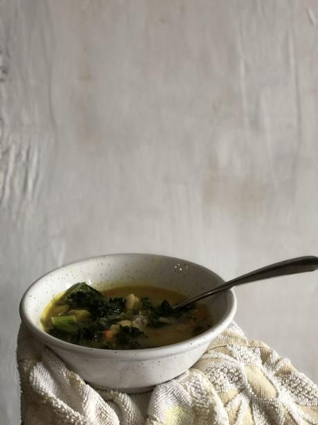 Sopa cremosa de alubias blancas con kale y romero #recetasdobleS {y un toque de cúrcuma para espantar los virus}