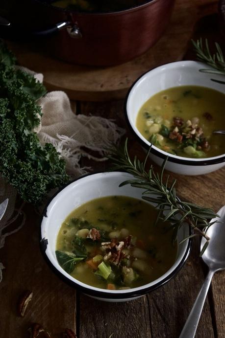 Sopa cremosa de alubias blancas con kale y romero #recetasdobleS {y un toque de cúrcuma para espantar los virus}