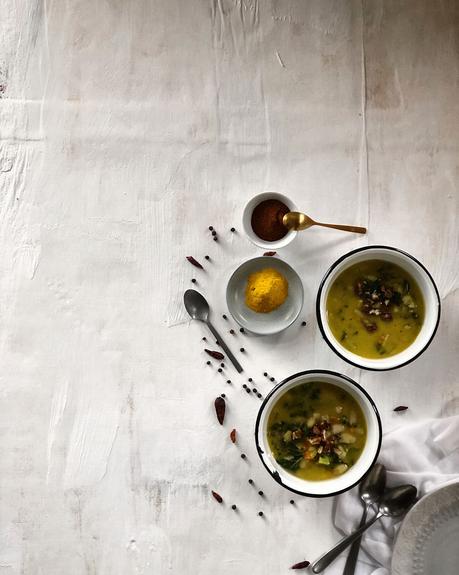 Sopa cremosa de alubias blancas con kale y romero #recetasdobleS {y un toque de cúrcuma para espantar los virus}