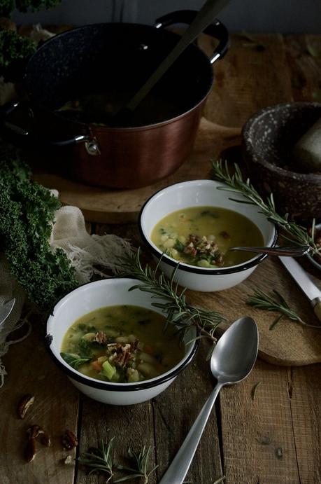 Sopa cremosa de alubias blancas con kale y romero #recetasdobleS {y un toque de cúrcuma para espantar los virus}