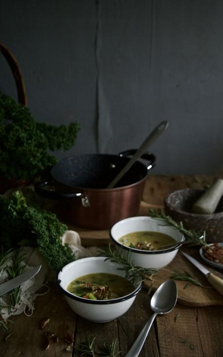 Sopa cremosa de alubias blancas con kale y romero #recetasdobleS {y un toque de cúrcuma para espantar los virus}