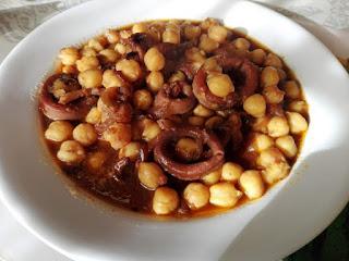 Guiso de calamarcitos con garbanzos.
