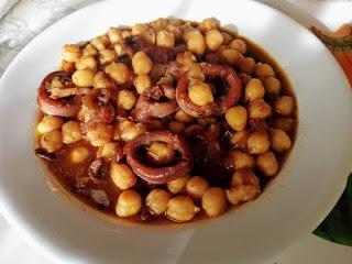 Calamarcitos con garbanzos.